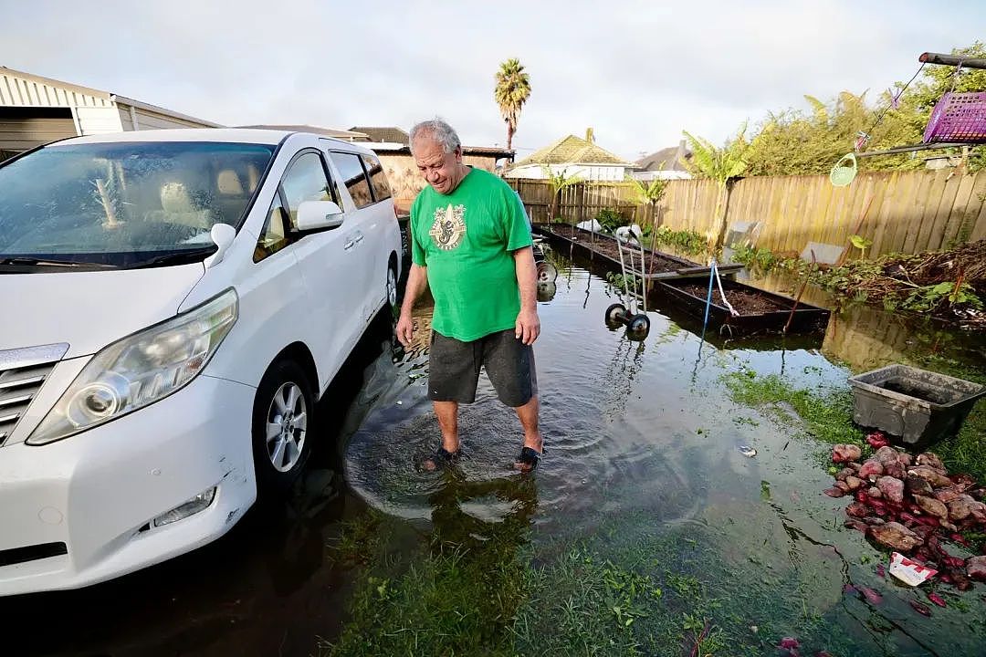 连环雷暴袭击奥克兰！闪电直击天空塔，多地积水严重！新桥秒毁，雨量超预警3倍航班改降，疏散中心紧急开放（组图） - 8