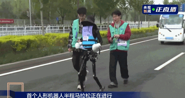 人形机器人半马奖项发布,奖励机器人一个“机器人”!宇树科技回应G1摔倒:未参赛,最近事多(视频/组图) - 18