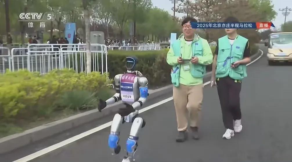 人形机器人半马奖项发布,奖励机器人一个“机器人”!宇树科技回应G1摔倒:未参赛,最近事多(视频/组图) - 6