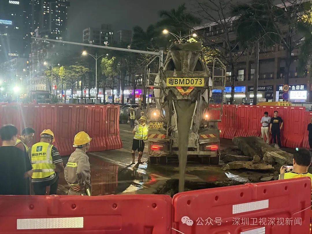 深圳一道路发生路面坍塌!知情者透露细节,网友:每天反复挖,地都挖空了(组图) - 1