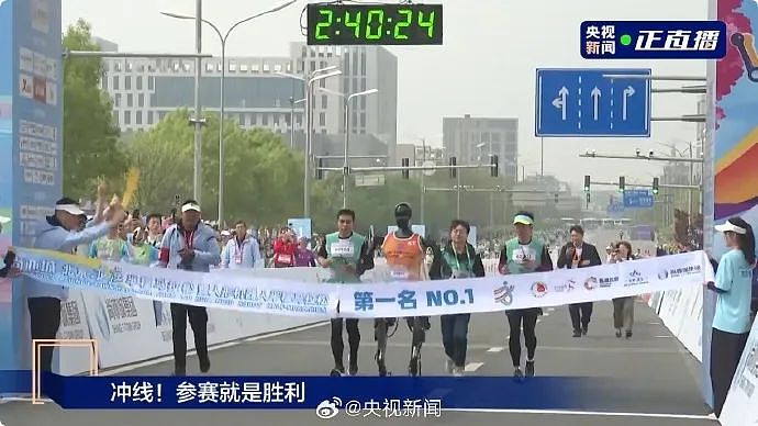 1.8米高机器人半马夺冠，途中摔倒后爬起来继续跑！公司CEO：里程碑意义！有机器人“累到头掉”，坚强无头奔跑（视频/组图） - 3
