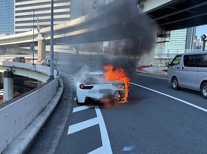 音乐人价值230万豪车，提车1小时引擎起火，整车被全部烧毁（组图） - 2