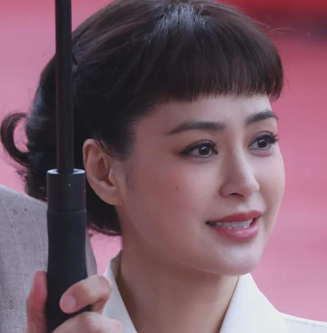 北影节开幕雨中红毯，倪妮李梦湿身显狼狈，阿娇口红沾牙太尴尬（组图） - 18