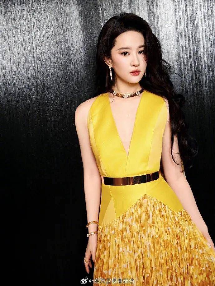 刘亦菲穿暗纹大衣梦回黄玫瑰!她腰臀比例惊艳...(组图) - 6