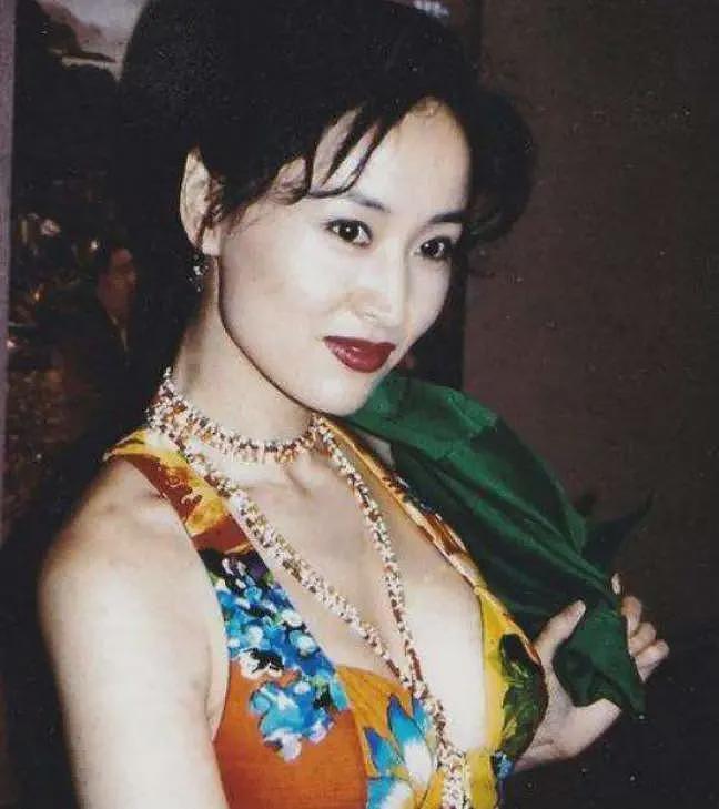 她是“香港第一情妇”,张艺谋的白月光,被大佬原配报复致子宫脱落(组图) - 2