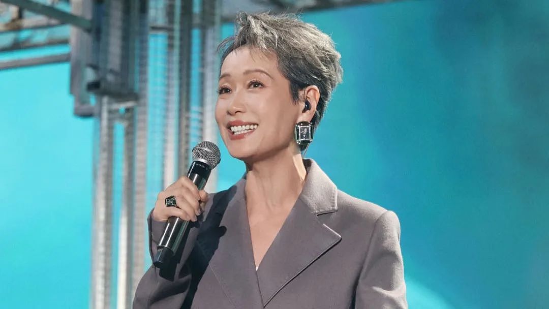 62岁女星银发造型炸场,皱纹成最飒时尚标识(组图) - 9