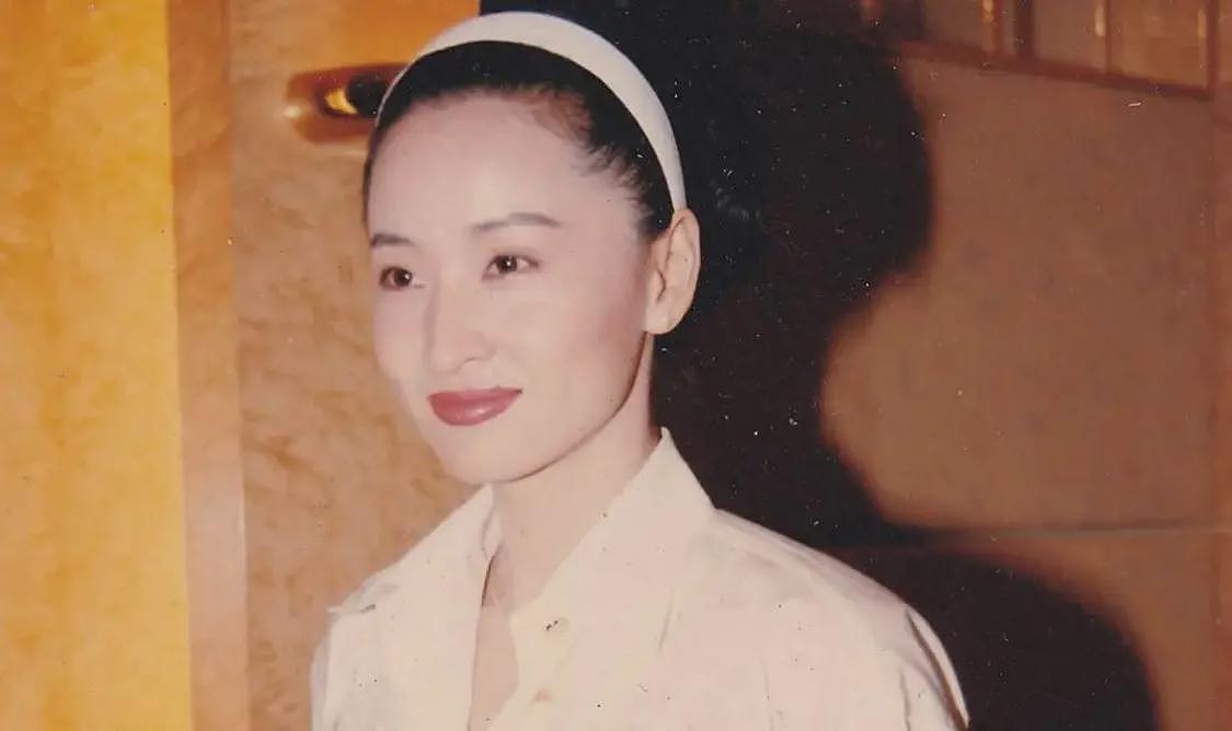 她是“香港第一情妇”,张艺谋的白月光,被大佬原配报复致子宫脱落(组图) - 14