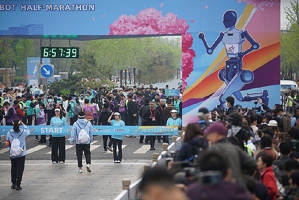 北京机器人马拉松，跑到“脑袋掉下来”继续冲刺（组图） - 3