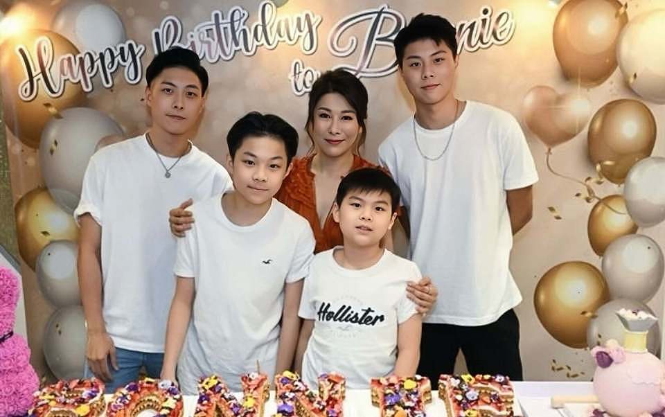 前妻烧炭自杀身亡！香港知名男星和儿子抱头痛哭，离婚后拒绝再婚（组图） - 10