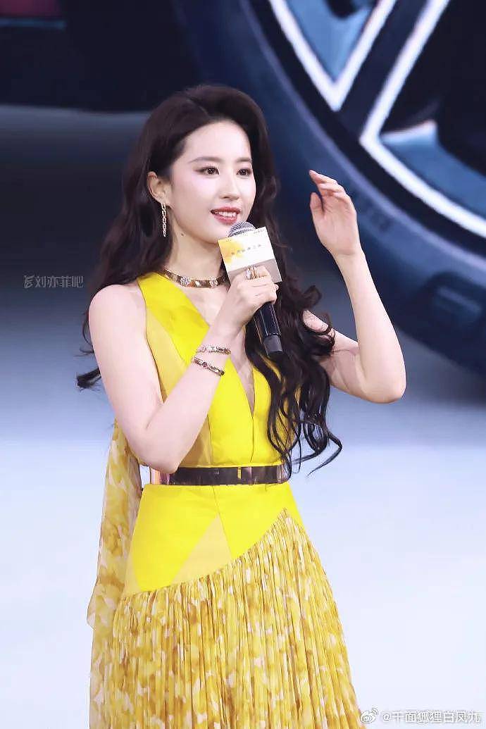 刘亦菲穿暗纹大衣梦回黄玫瑰!她腰臀比例惊艳...(组图) - 5
