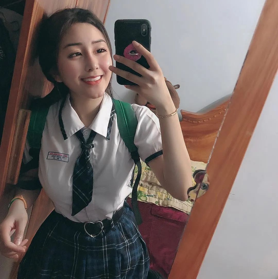 【美女】22岁“学妹”发育过猛遭围观,又纯又欲,我沦陷了...(组图) - 1