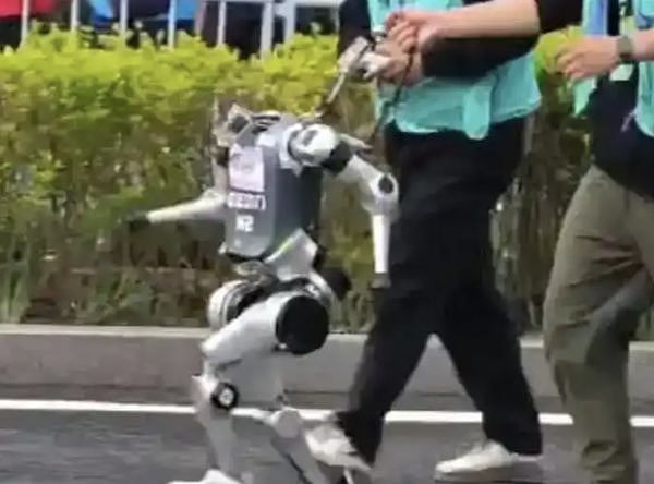 北京机器人马拉松，跑到“脑袋掉下来”继续冲刺（组图） - 1