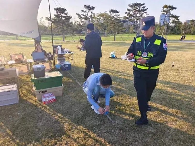 太险了！6岁男孩瞬间被长钉插入腰部！多地明确禁止（组图） - 2