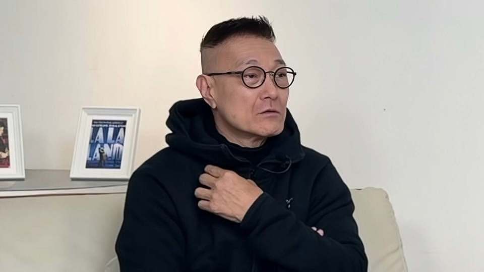 前妻烧炭自杀身亡！香港知名男星和儿子抱头痛哭，离婚后拒绝再婚（组图） - 3