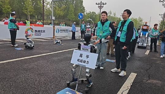 北京机器人马拉松，跑到“脑袋掉下来”继续冲刺（组图） - 4