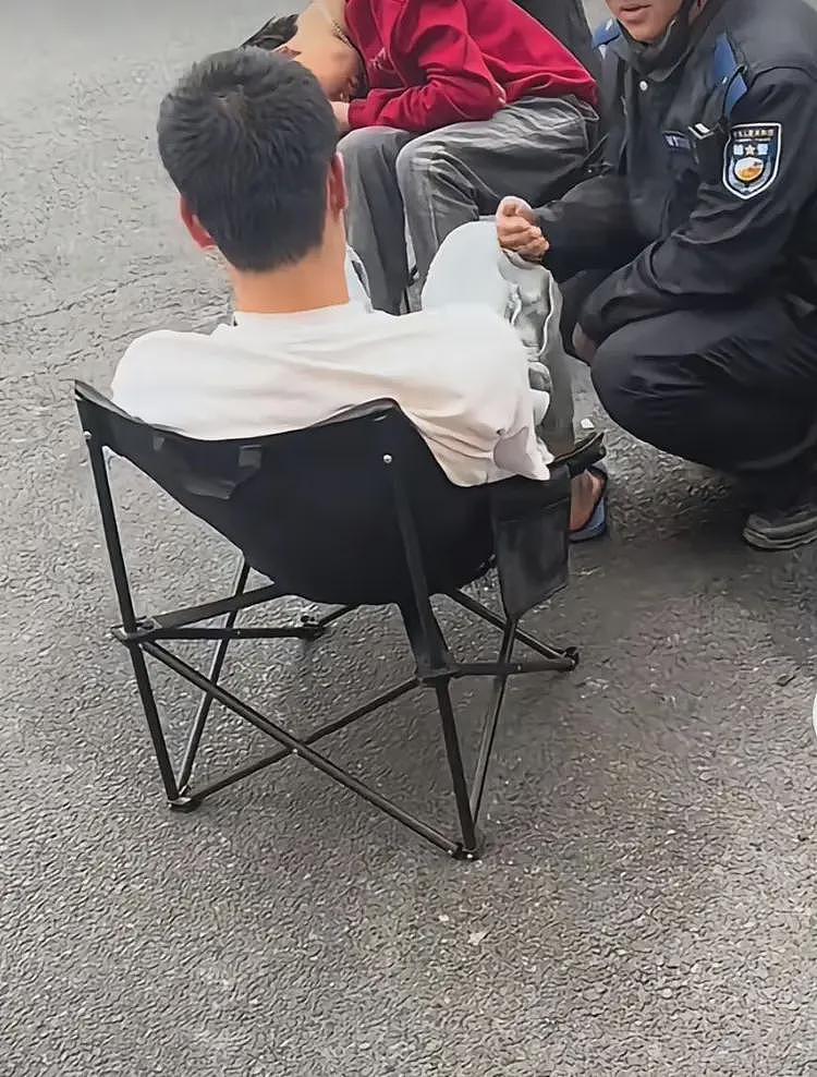 都想对方结账，东莞两男子路边装睡，被尿憋醒的买了单！店家：从凌晨4点耗到7点（组图） - 2