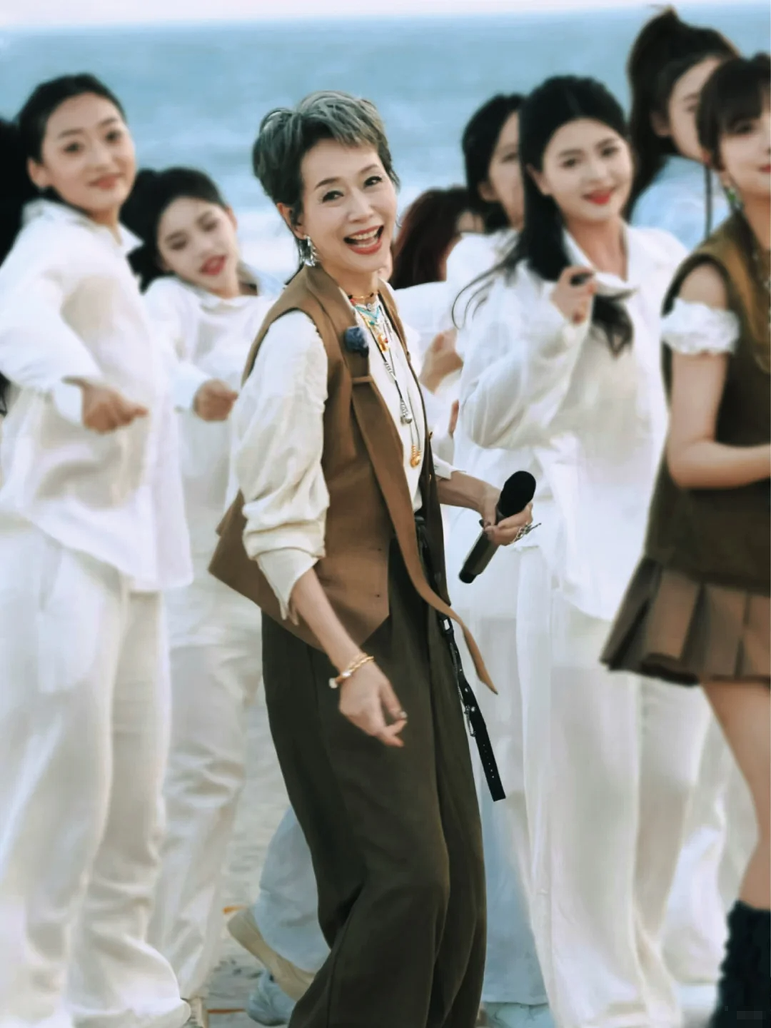 62岁女星银发造型炸场,皱纹成最飒时尚标识(组图) - 6