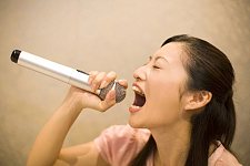 女子唱卡拉OK染恐怖病毒！口鼻起水泡超痒，全脸扩散令人崩溃（组图）