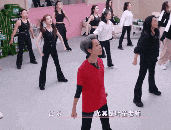62岁女星银发造型炸场,皱纹成最飒时尚标识(组图) - 5