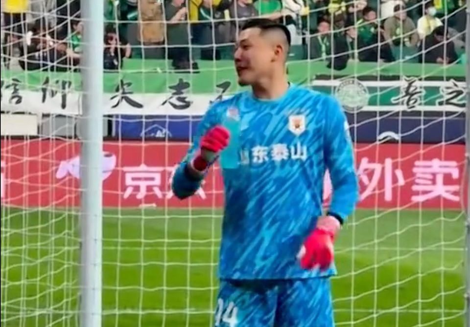 连丢6球！王大雷遭国安球迷怒骂“从国家队给我滚”，隔窗愤怒回击（组图） - 1