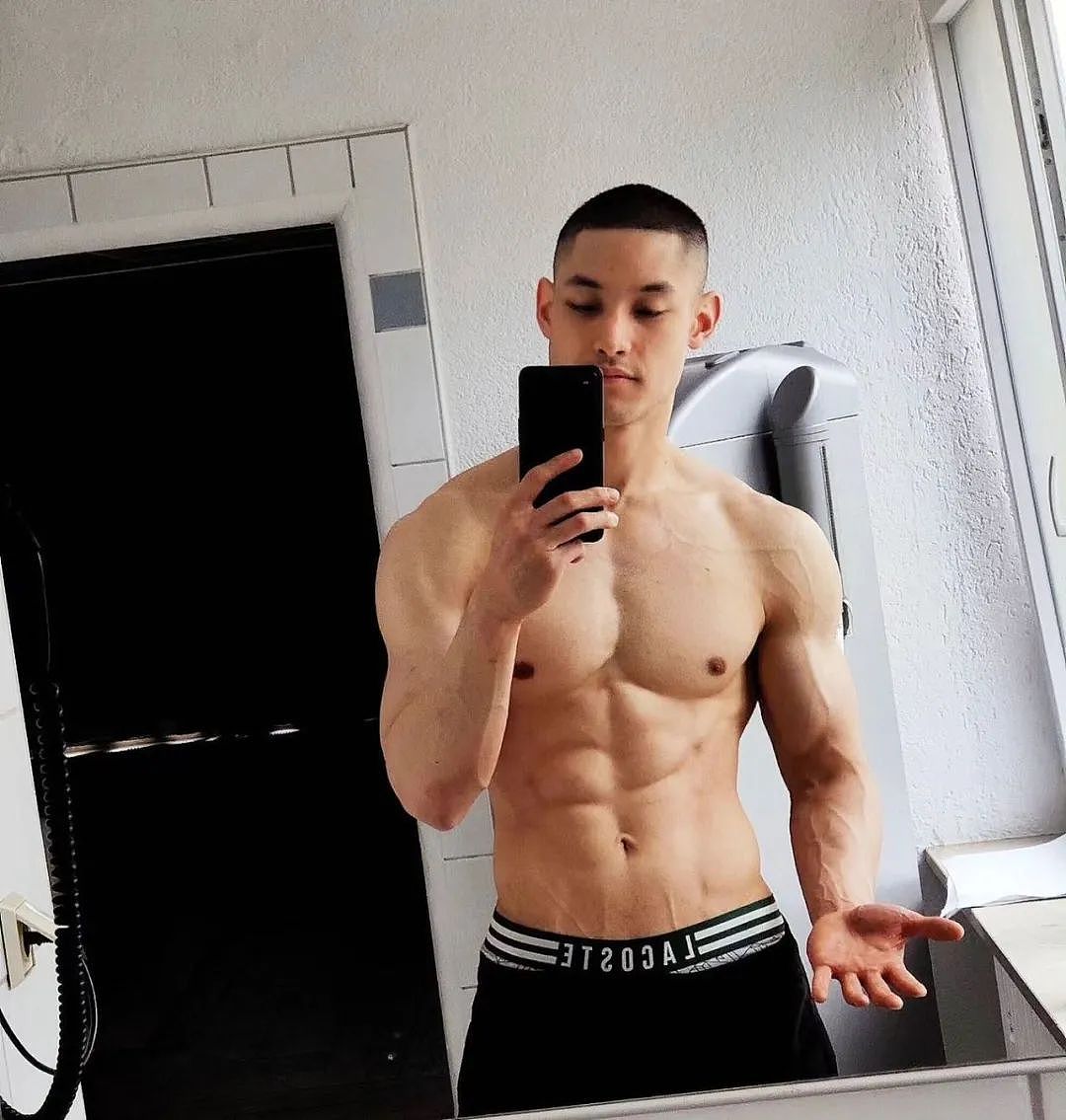 【帅哥】直男教练为卖课故意聊骚男会员,背地里却骂“好恶心”(组图) - 13