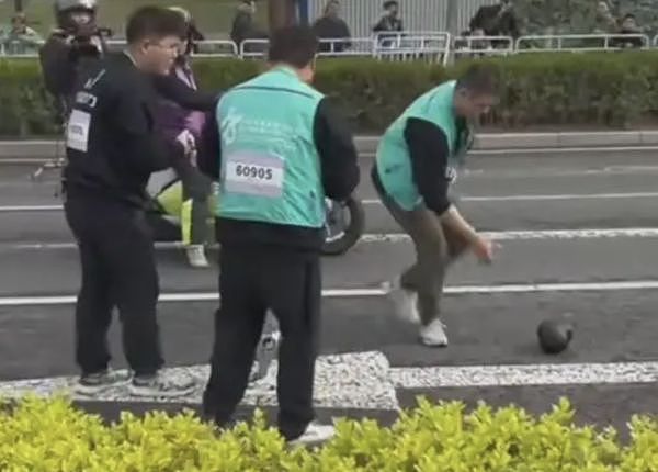 北京机器人马拉松，跑到“脑袋掉下来”继续冲刺（组图） - 2