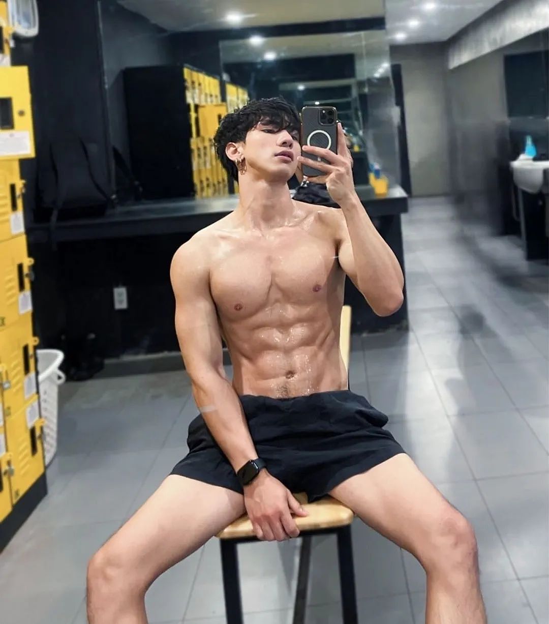 【帅哥】直男教练为卖课故意聊骚男会员,背地里却骂“好恶心”(组图) - 2
