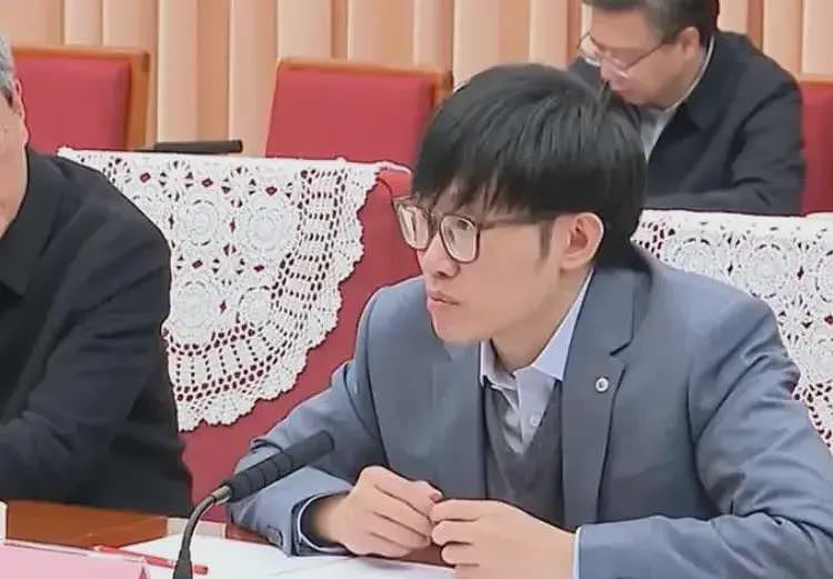 DeepSeek造富神话!创始人梁文锋成顶级富豪,有望成为亚裔首富(组图) - 6