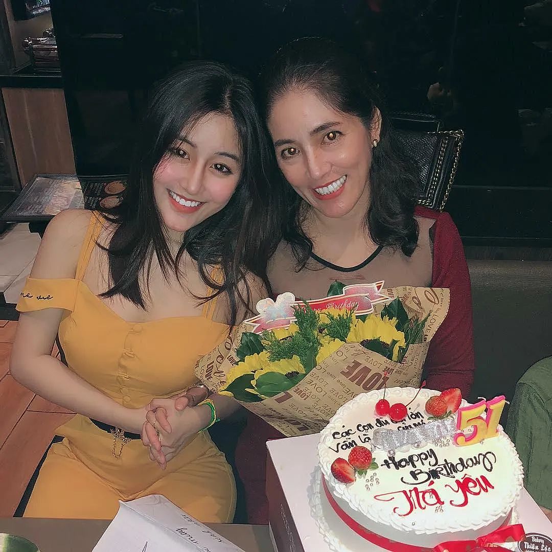 【美女】22岁“学妹”发育过猛遭围观,又纯又欲,我沦陷了...(组图) - 16