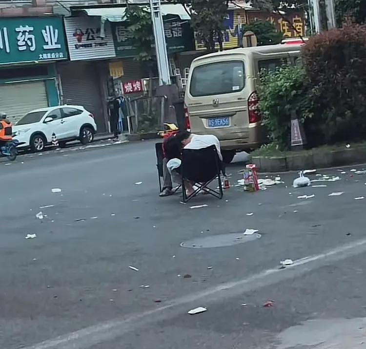 都想对方结账，东莞两男子路边装睡，被尿憋醒的买了单！店家：从凌晨4点耗到7点（组图） - 1