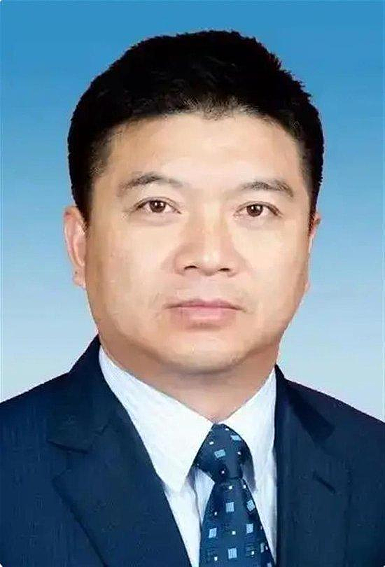 湖南机场老董涉性侵同桌女子，网猜：女方太漂亮（组图） - 2