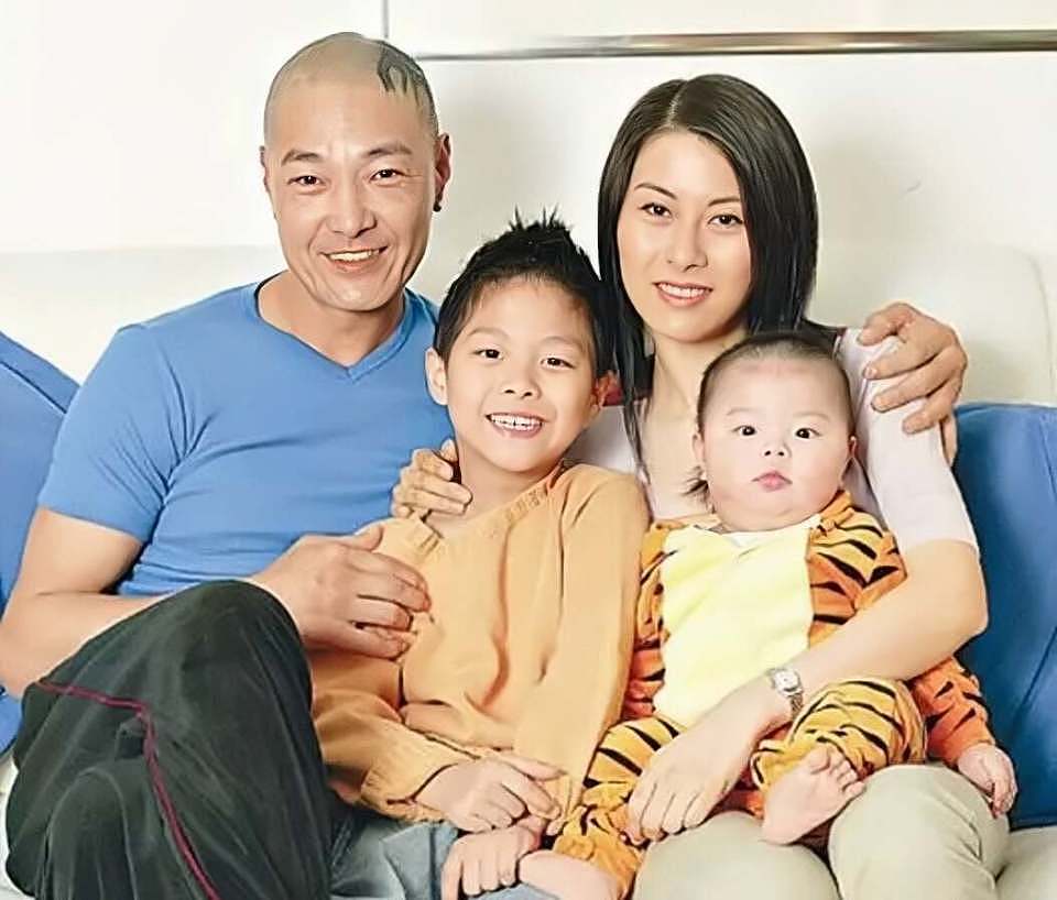 前妻烧炭自杀身亡！香港知名男星和儿子抱头痛哭，离婚后拒绝再婚（组图） - 8