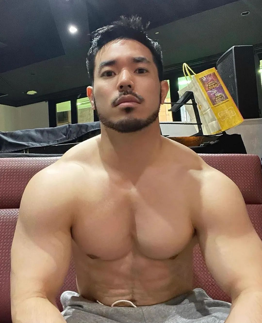 【帅哥】直男教练为卖课故意聊骚男会员,背地里却骂“好恶心”(组图) - 9