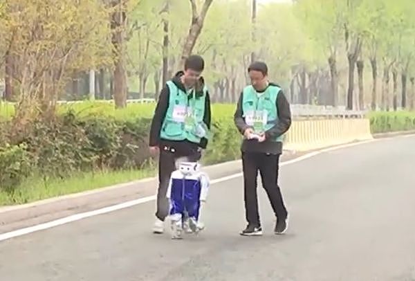 北京机器人马拉松，跑到“脑袋掉下来”继续冲刺（组图） - 5