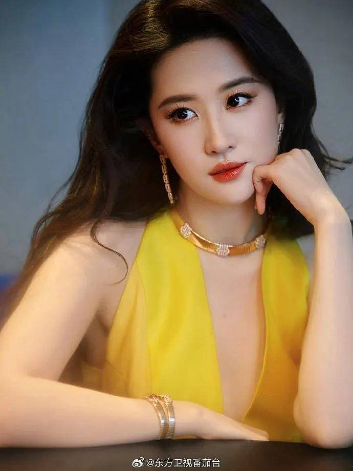 刘亦菲穿暗纹大衣梦回黄玫瑰!她腰臀比例惊艳...(组图) - 2