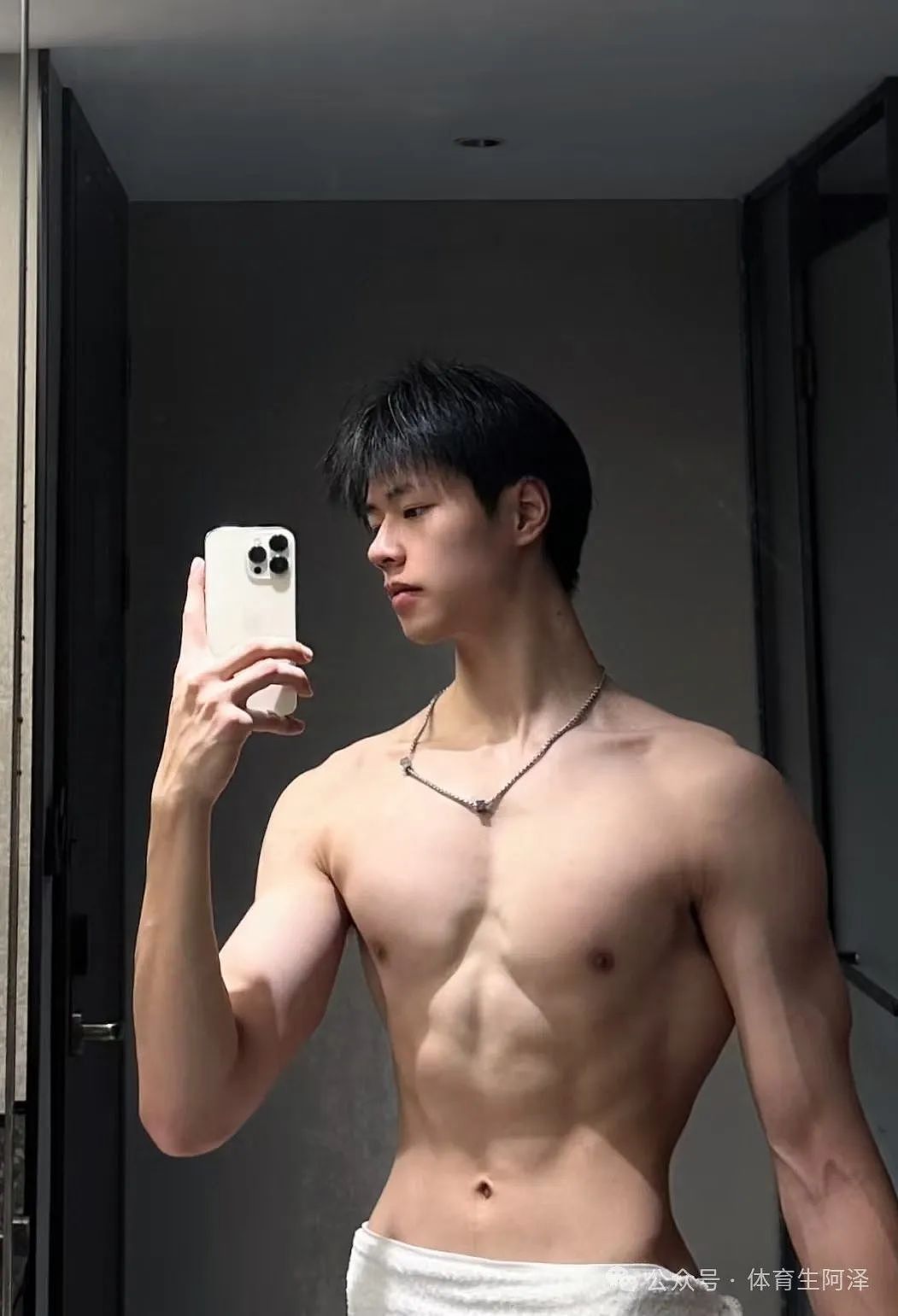【帅哥】195cm山东体院校草，八块腹肌太亮眼，曾与两名学弟同时有染...（组图） - 2