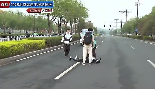 北京机器人马拉松，跑到“脑袋掉下来”继续冲刺（组图） - 6