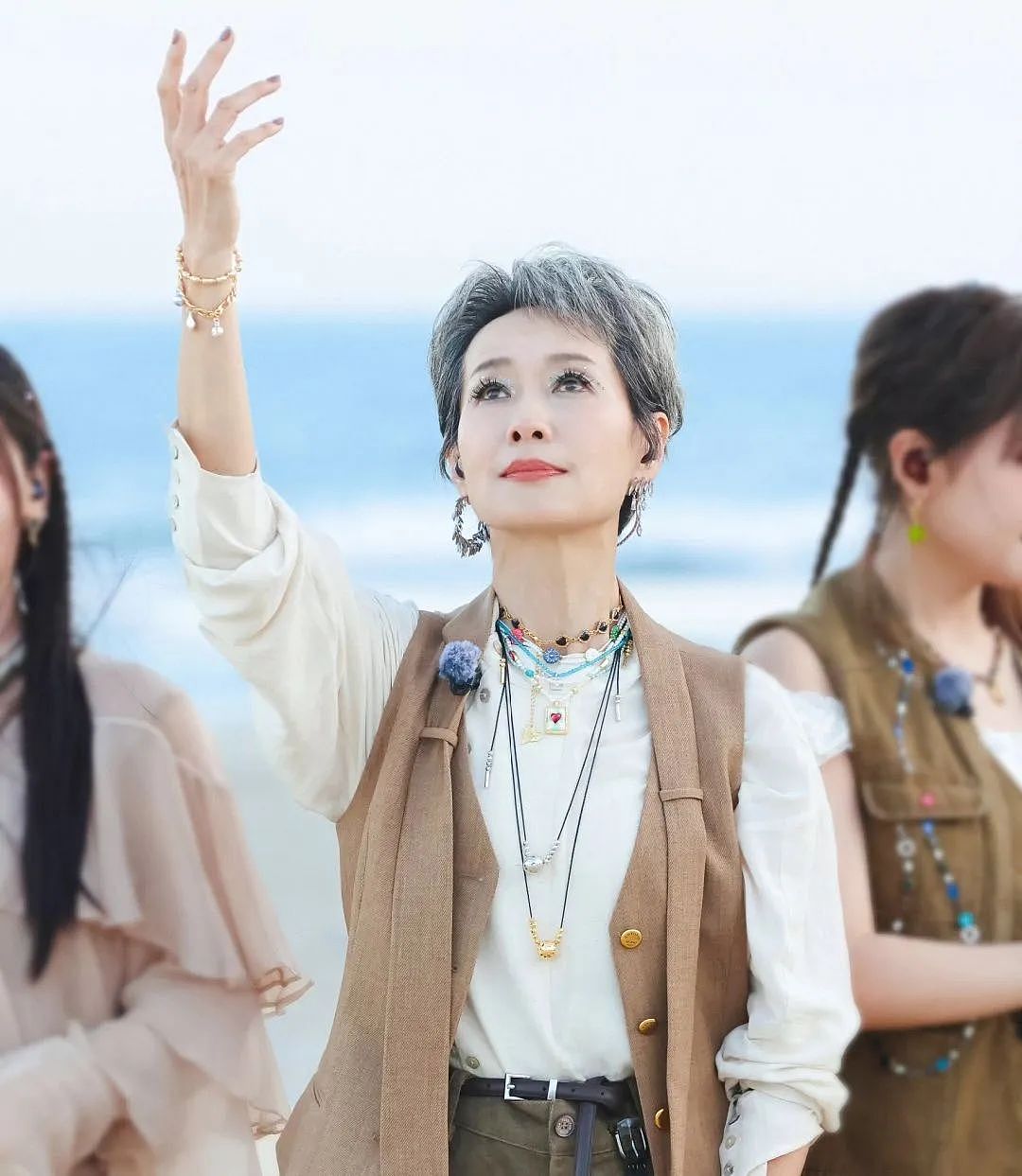 62岁女星银发造型炸场,皱纹成最飒时尚标识(组图) - 11