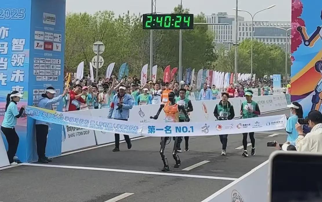 目击机器人半马夺冠：换电3次，需领跑员引导（组图） - 1