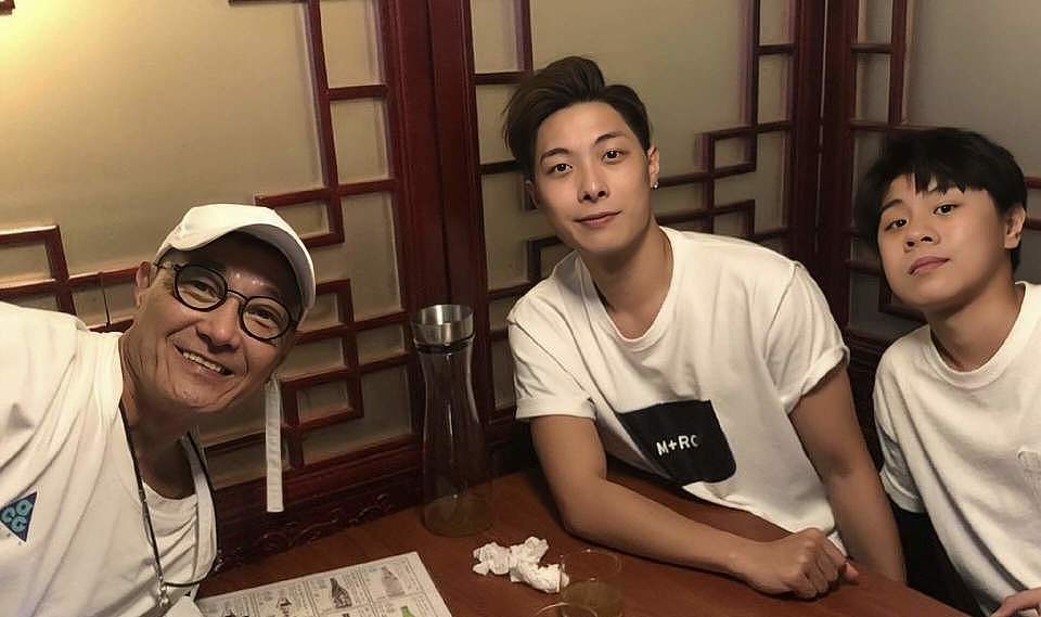 前妻烧炭自杀身亡！香港知名男星和儿子抱头痛哭，离婚后拒绝再婚（组图） - 7