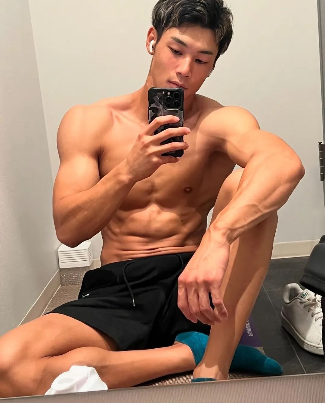 【帅哥】直男教练为卖课故意聊骚男会员,背地里却骂“好恶心”(组图) - 7