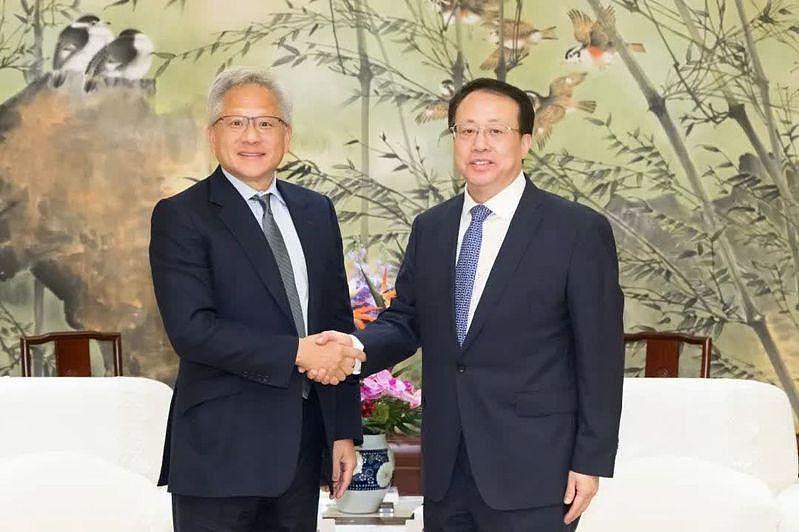 黄仁勋两天中国行，中媒：未与DeepSeek梁文锋会面（组图） - 1