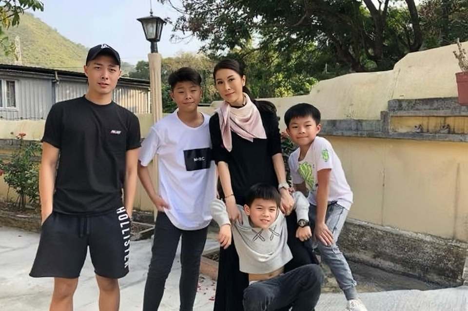前妻烧炭自杀身亡！香港知名男星和儿子抱头痛哭，离婚后拒绝再婚（组图） - 9