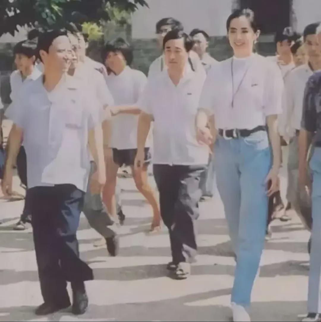 冲上热搜！ 王祖贤30年前的一个举动， 惊艳了时光（组图） - 2