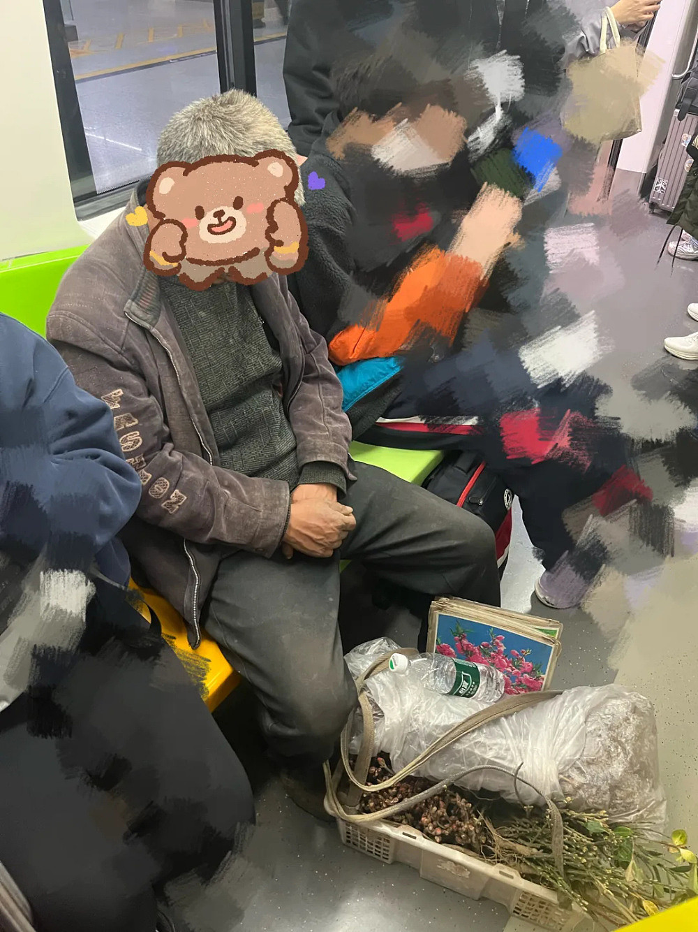 热搜第一！务工大哥坐地铁被邻座骂脏，她挺身而出：“我愿意跟他挨着”（视频/组图） - 1