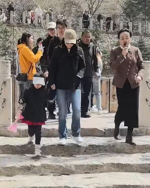 郭晶晶全家山西旅游，霍中曦牵着爷爷的手，三个孩子都很有家教（组图） - 3