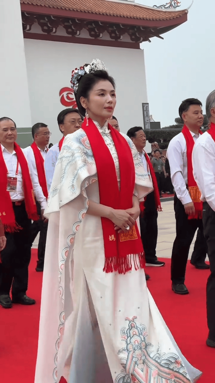 刘涛为妈祖庆生一级警督护航，身边全是大佬，变装视频点赞超300万（组图） - 5