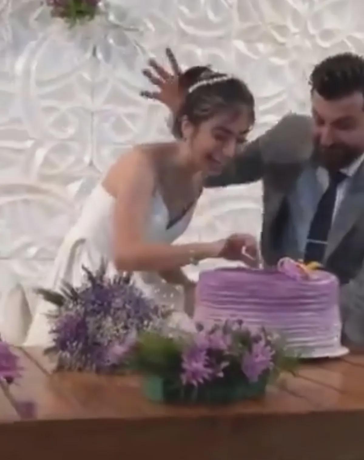 婚礼恶搞！“新娘头埋蛋糕”仍强颜欢笑，网友痛批新郎当众羞辱（视频/组图） - 2