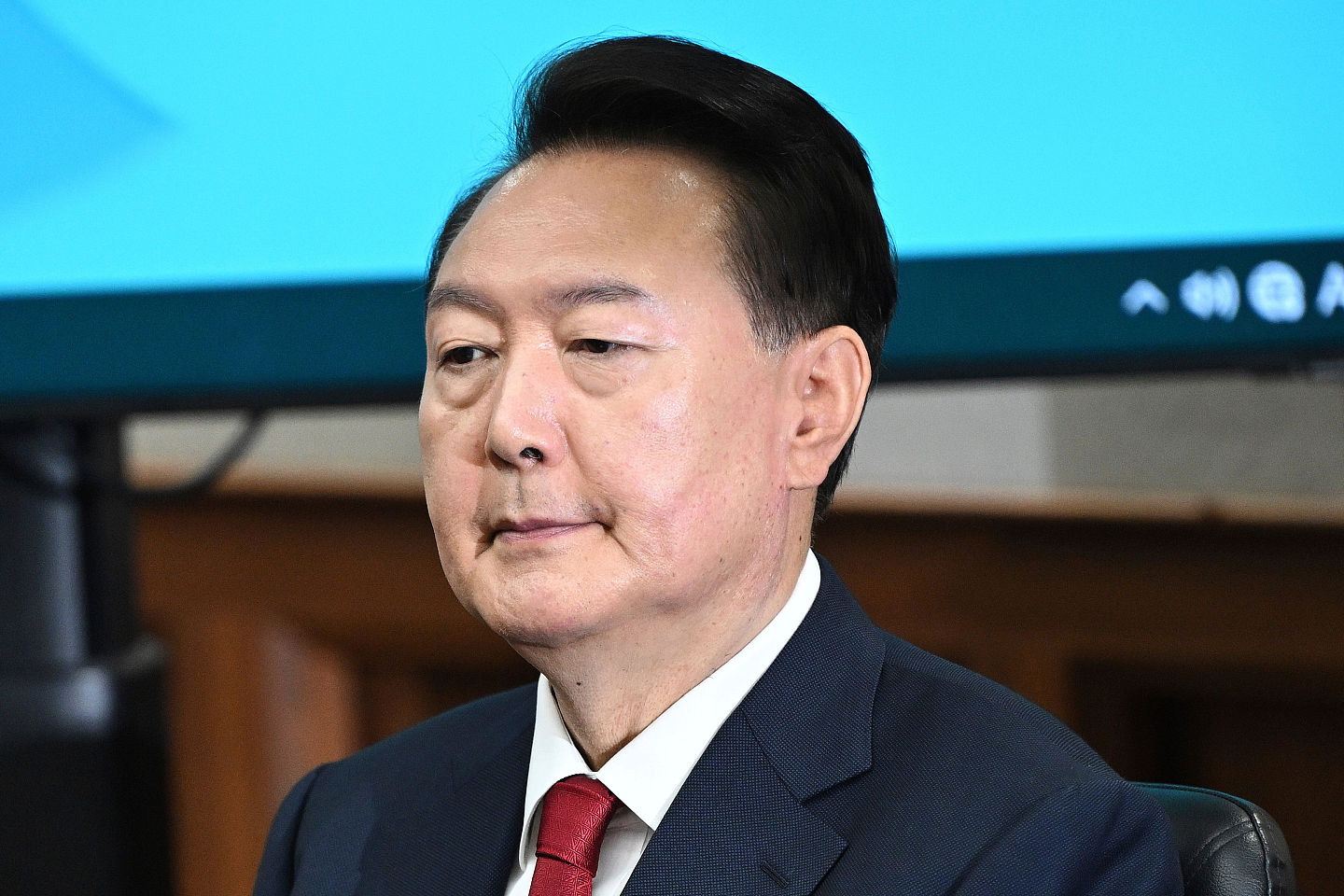 尹锡悦内乱被告出庭模样首曝光，躲镜头紧闭双唇（组图） - 1