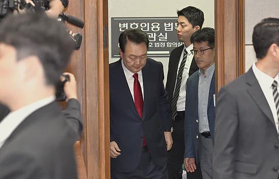 尹锡悦受审现场曝光:紧闭双唇,眼睛直视前方(组图) - 3